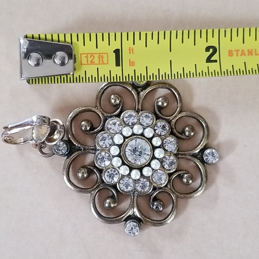 Vintage 1960s Hippie Faux Pearl and Rhinestone Antique Goldtone Clip Earrings - Picture 8 of 11